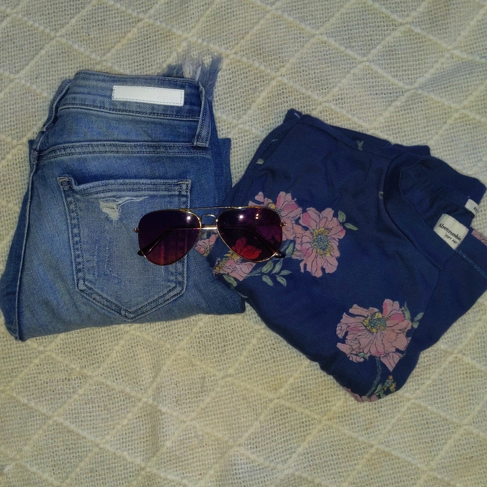 Frayed ends cropped distressed jeans